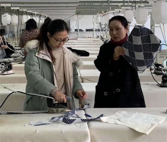 图片包含 人, 女人, 桌子, 人们&#xA;&#xA;描述已自动生成