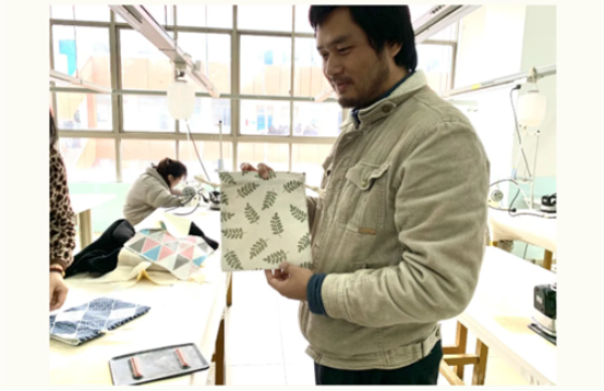 几个人在厨房里&#xA;&#xA;中度可信度描述已自动生成