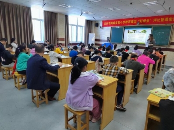 E:\教导处工作\e盘\好课堂赛教\2022\语文组赛课新闻稿\语文组赛课图片\8.jpg