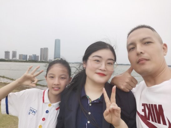 F:\发宜教云家长学校文章\1追梦一\6、五（4）班 许婧煊家庭（追梦）【10月19日】\许婧煊家庭1.jpg许婧煊家庭1