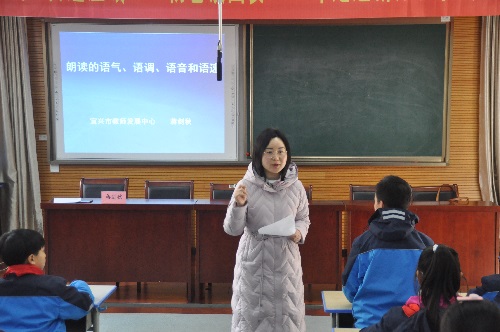 部分同学给予了积极关注,杨巷镇团委副书记沈笛带领志愿者们走进校园