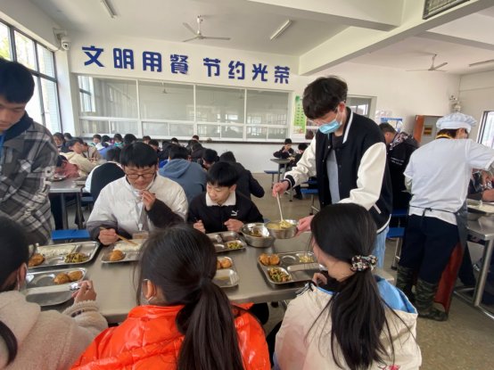 组织用餐.jpg
