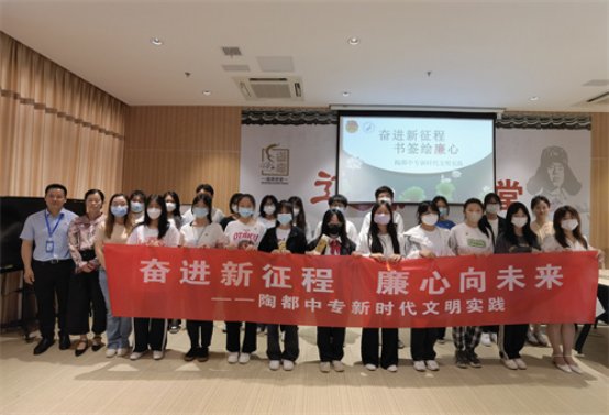 人们在看台上

中度可信度描述已自动生成