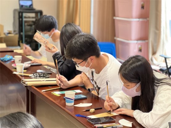 几个人在桌子上

中度可信度描述已自动生成