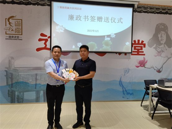 男人和女人在跳舞

低可信度描述已自动生成