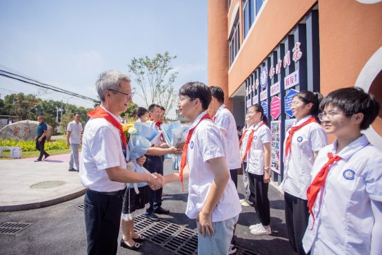 感恩前行红塔中学举行春松公益基金红塔中小学励志基金集中发放仪式