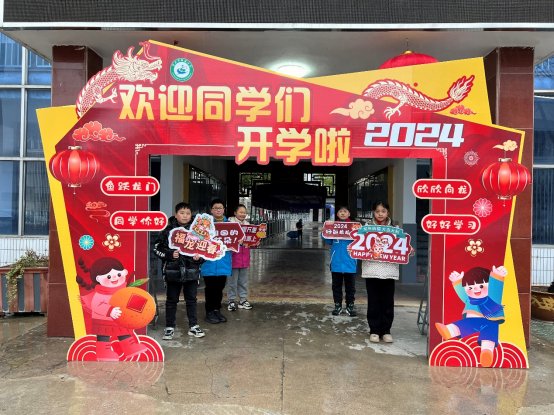 一群人站在商店门口

描述已自动生成 一群人站在商店门口

描述已自动生成