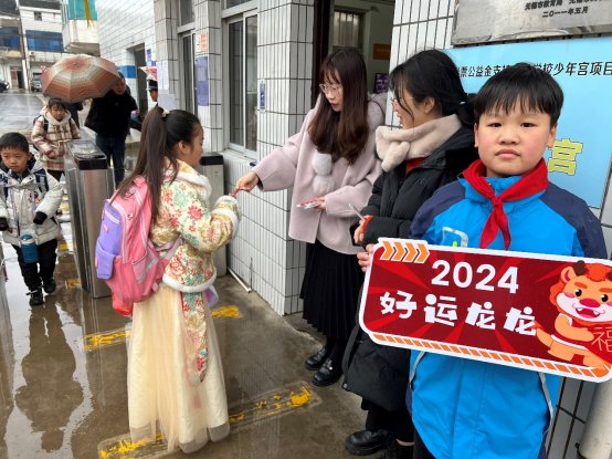 小孩们站在一起

低可信度描述已自动生成 小孩们站在一起

低可信度描述已自动生成