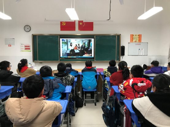 一群人坐在房间里

描述已自动生成 一群人坐在房间里

描述已自动生成