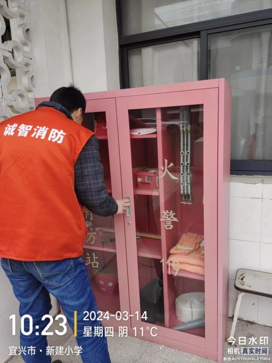 人站在门前

中度可信度描述已自动生成 人站在门前

中度可信度描述已自动生成