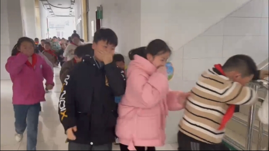 小孩们站在一起

描述已自动生成 小孩们站在一起

描述已自动生成