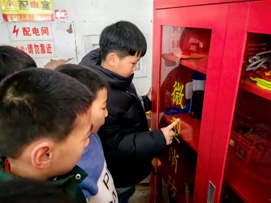 小孩在商店里

描述已自动生成 小孩在商店里

描述已自动生成