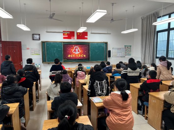 人们在看台上的人在房间里

中度可信度描述已自动生成 人们在看台上的人在房间里

中度可信度描述已自动生成