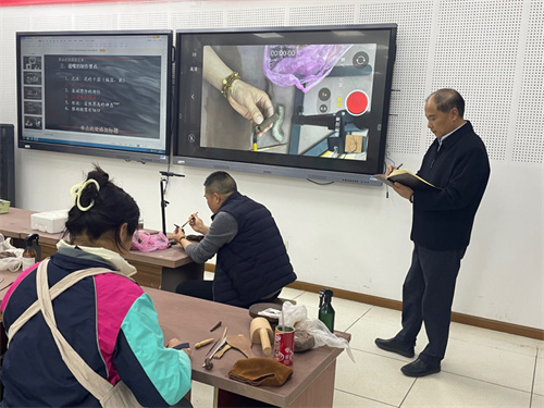 专家组组长孙海泉教授在景舟学院创业孵化中心进行看课