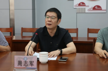 一些人在桌子前&#xA;&#xA;AI 生成的内容可能不正确。