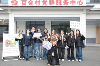 一群穿着西装的人在街道上

AI 生成的内容可能不正确。