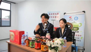 男人和女人在桌子前吃东西

AI 生成的内容可能不正确。