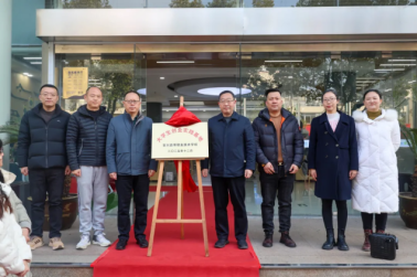 一群人站在一起

AI 生成的内容可能不正确。