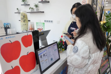 人站在冰箱前

AI 生成的内容可能不正确。