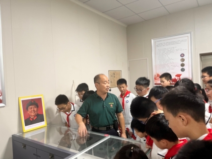 E:2023年支部工作戎耀征章馆讲解照片�82E81CB-F476-4EC3-B8F5-333E2C2775A2-50828-00002156FD77813F.jpg