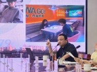 图片包含 桌子, 人, 男人, 站&#xA;&#xA;AI 生成的内容可能不正确。