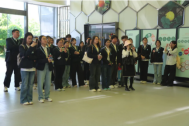 一群人站在室内合影&#xA;&#xA;AI 生成的内容可能不正确。