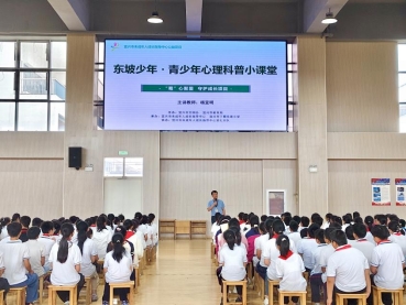 图片5 杨亚明老师为五年级学生授课