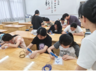 图片包含 人, 室内, 桌子, 人们&#xA;&#xA;AI 生成的内容可能不正确。