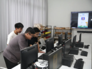 人在玩电脑&#xA;&#xA;AI 生成的内容可能不正确。