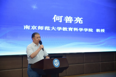 电视游戏的萤幕截图的男人

AI 生成的内容可能不正确。