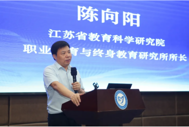 男人的照片上写着字

AI 生成的内容可能不正确。