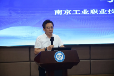 屏幕上的男人

AI 生成的内容可能不正确。